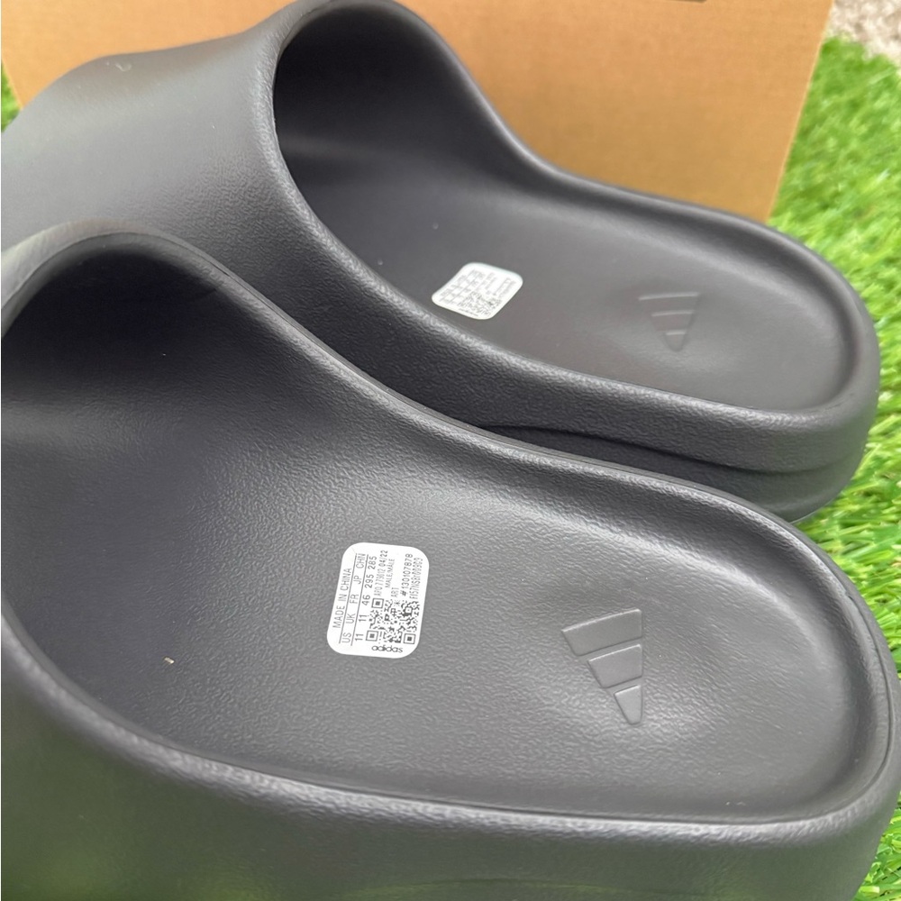 Adidas Yeezy Slide in onyx Size 11
No box. +$15 for box - Picture 2 of 4